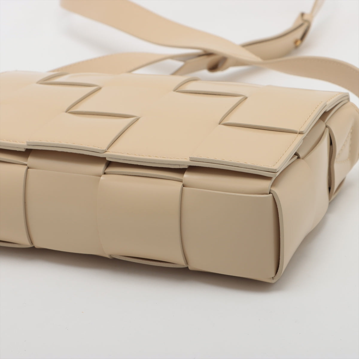 Bottega Veneta Maxi Intrecciato Cassette Patent Leather Shoulder Bag Beige