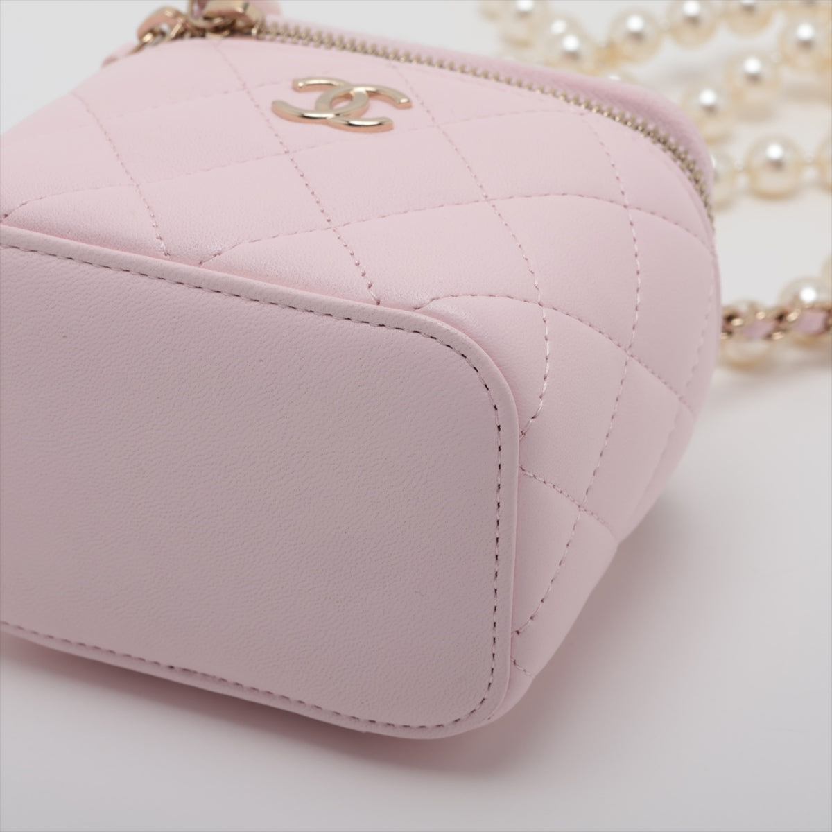 Chanel Matelasse Lambskin Chain shoulder bag Vanity Pearl Pink Gold Metal fittings 32 series