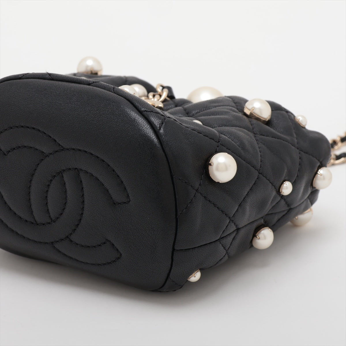 Chanel Matelasse Lambskin Drawstring shoulder bag Pearl Black Gold Metal fittings 31st AS2518