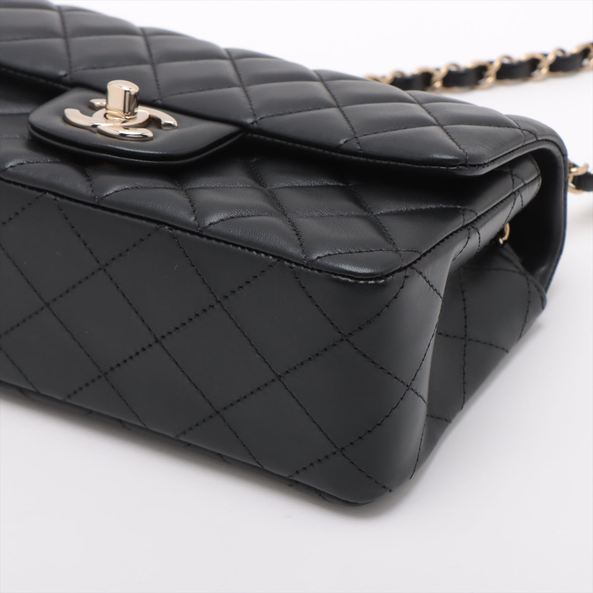 Chanel Mini Matelasse 20 Lambskin Single Flap Single Chain Bag Black Gold Metal Fittings A69900