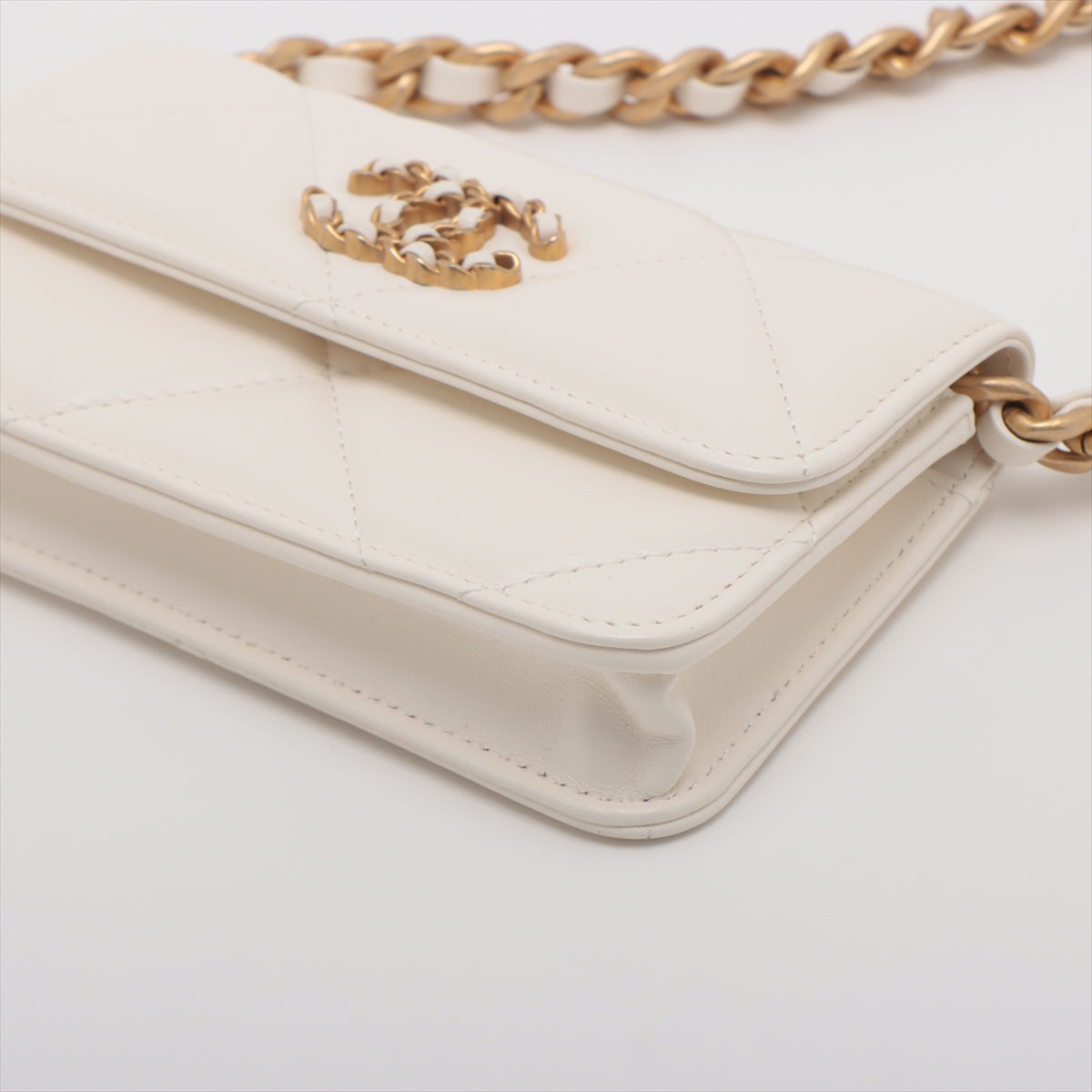 Chanel Chanel 19 Lambskin Chain Wallet White Gold x Silver Metal Fittings 31st