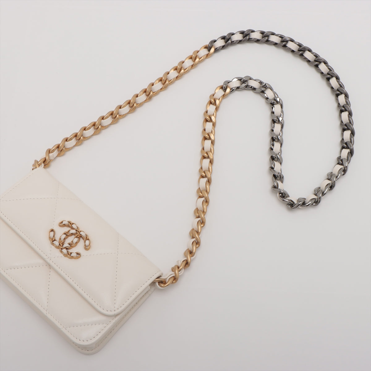 Chanel Chanel 19 Lambskin Chain Wallet White Gold x Silver Metal Fittings 31st