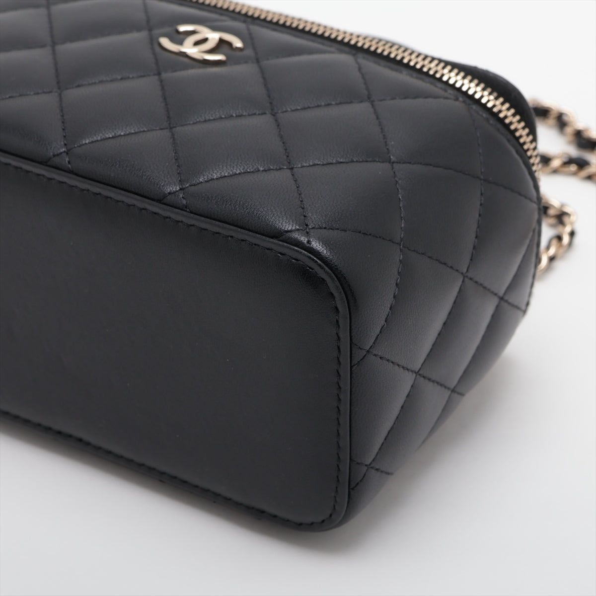 Chanel Matelasse Lambskin Chain Shoulder Bag Vanity Black Gold Metal Fittings 31st
