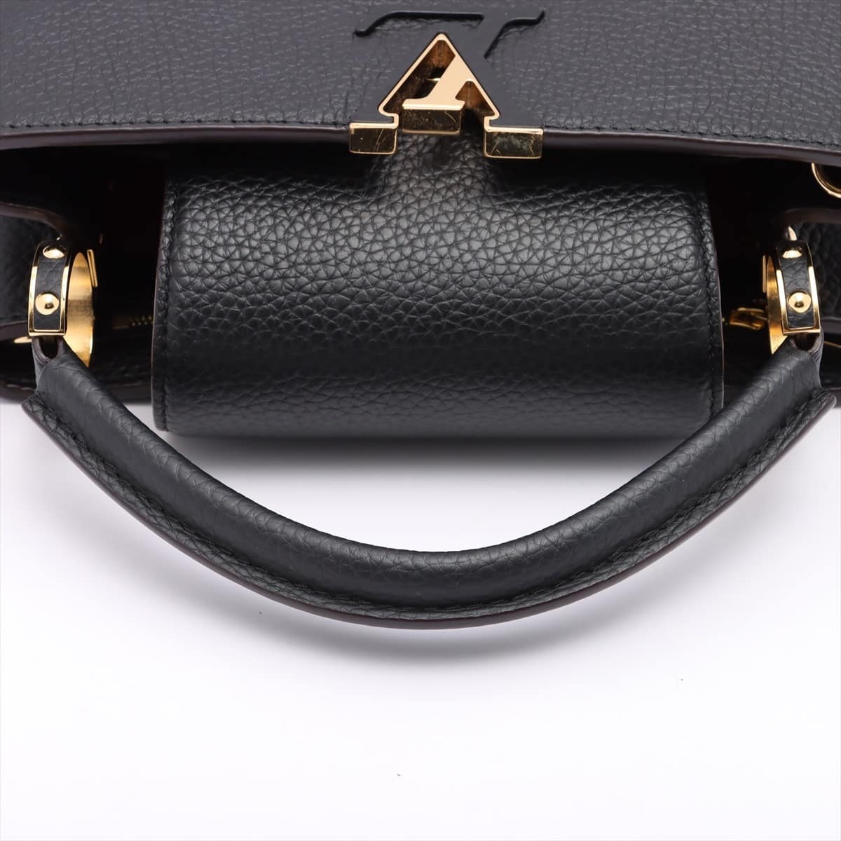 Louis Vuitton Cuir Taurillon Capucines BB M94755 There is a solid surface near the corner