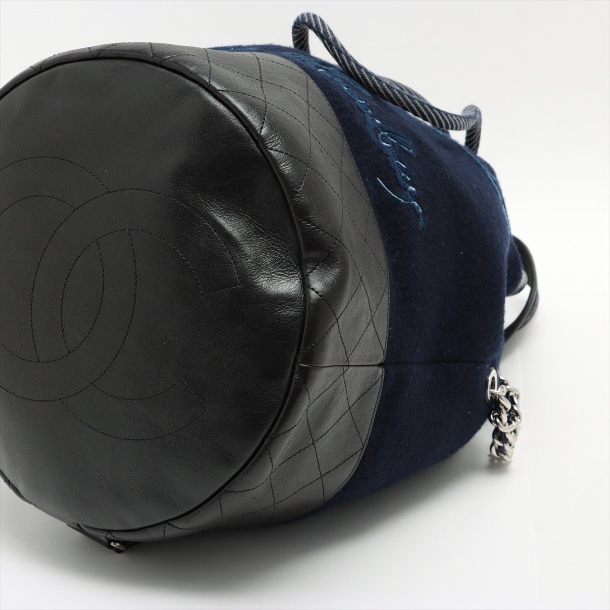 Chanel Matelasse Wool & leather One shoulder bag Navy blue Silver Metal fittings 26XXXXXX