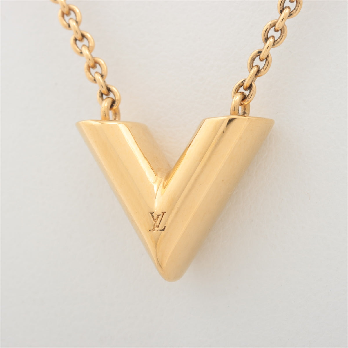 Louis Vuitton Essential V Sautoir Necklace | Rent Louis Vuitton jewelry for  $55/month - Join Switch